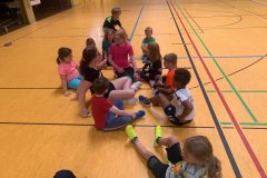 Gruppe-2-sitzt-zusammen